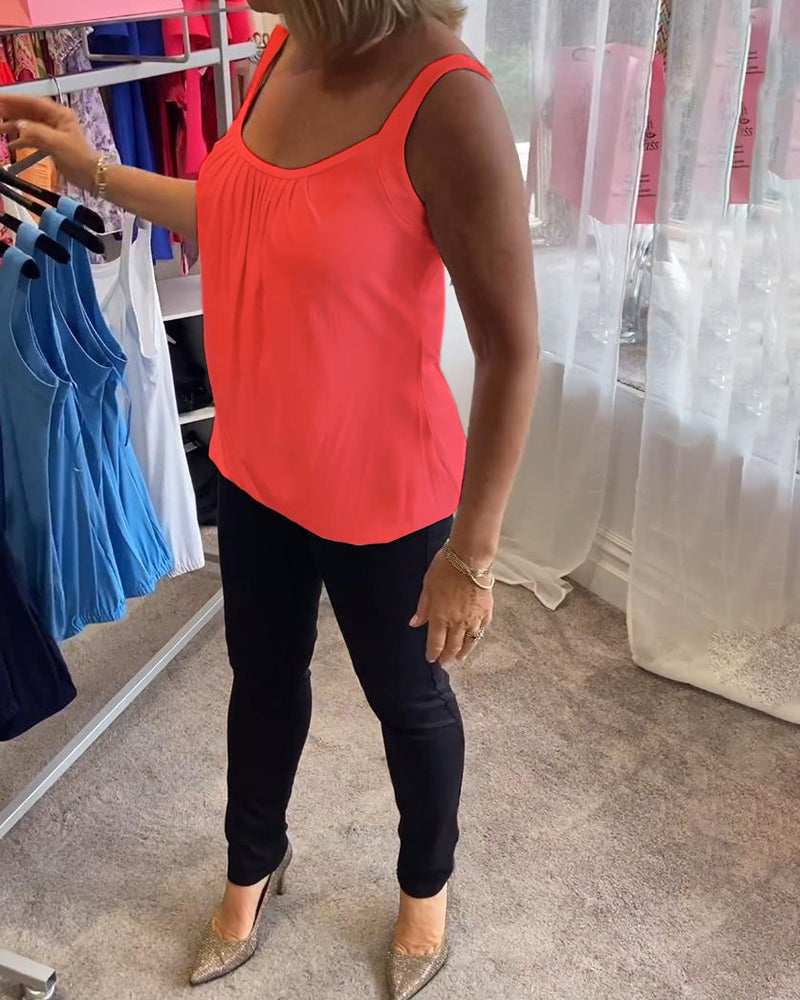 Casual sleeveless top with pleats and solid color